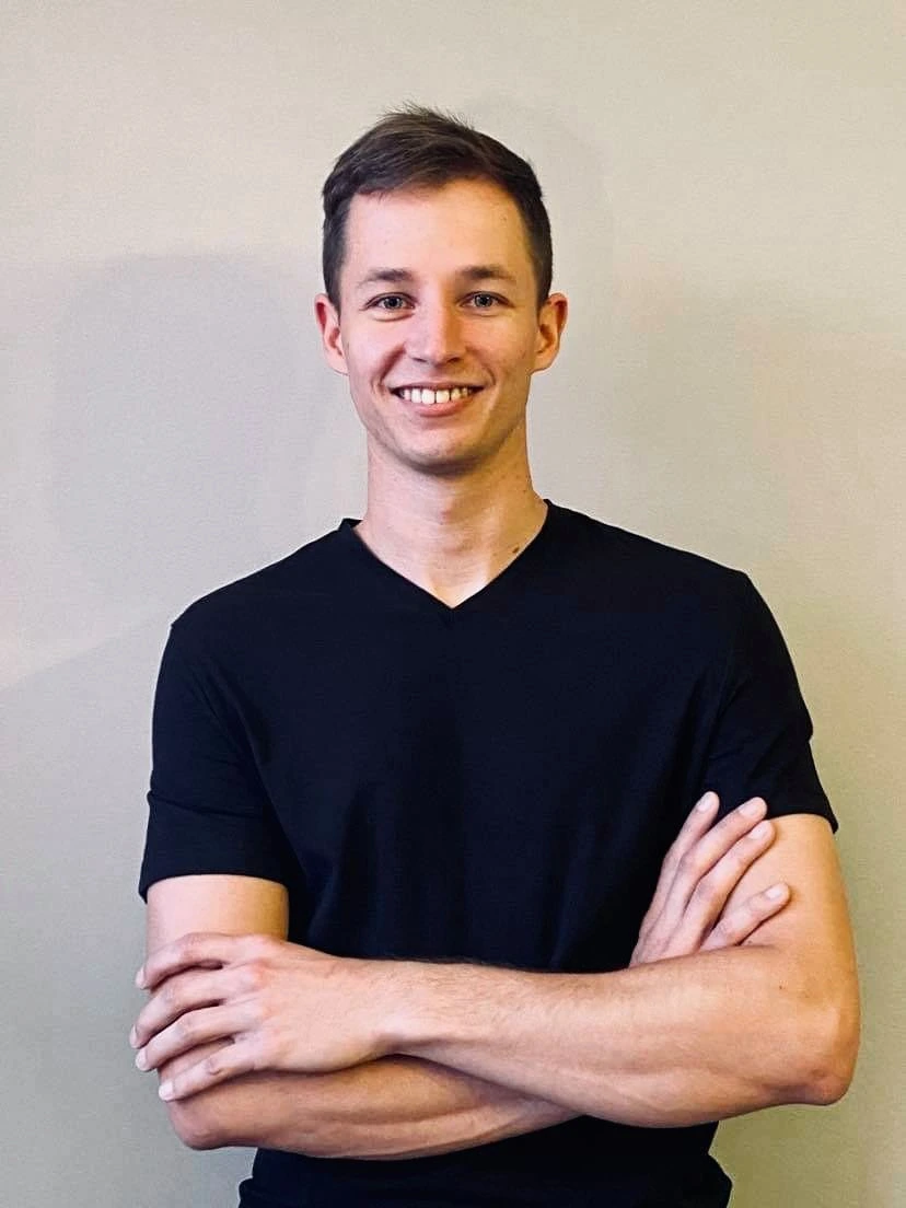 Fizjoterapeuta Oskar Chlebowski w gabinecie w Giżycku